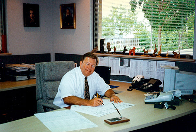 14_gene-desk-97