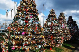 locktree Sculptures of evergreen trees decorated locks of different colors and styles